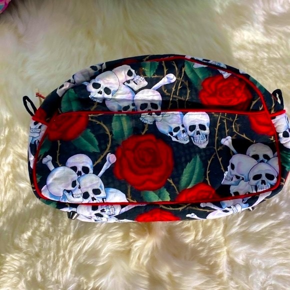 Red roses with black and white skulls bag - Picture 1 of 8